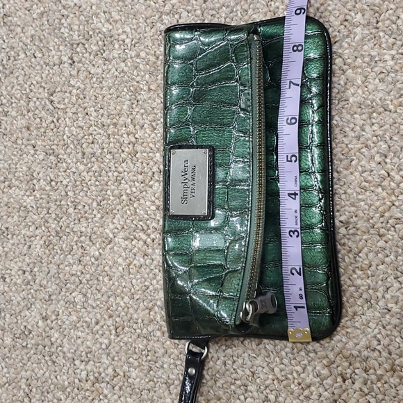 Vera Wang Clutch/ Wristlet Foldable - Picture 11 of 16